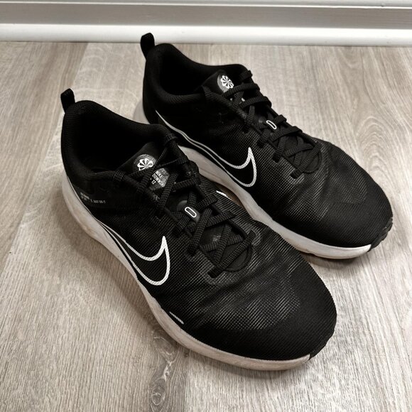 Nike Downshifter 12 Shoes Mens Size 11 Wide Black White Road Running DM4194-001 - Picture 2 of 13